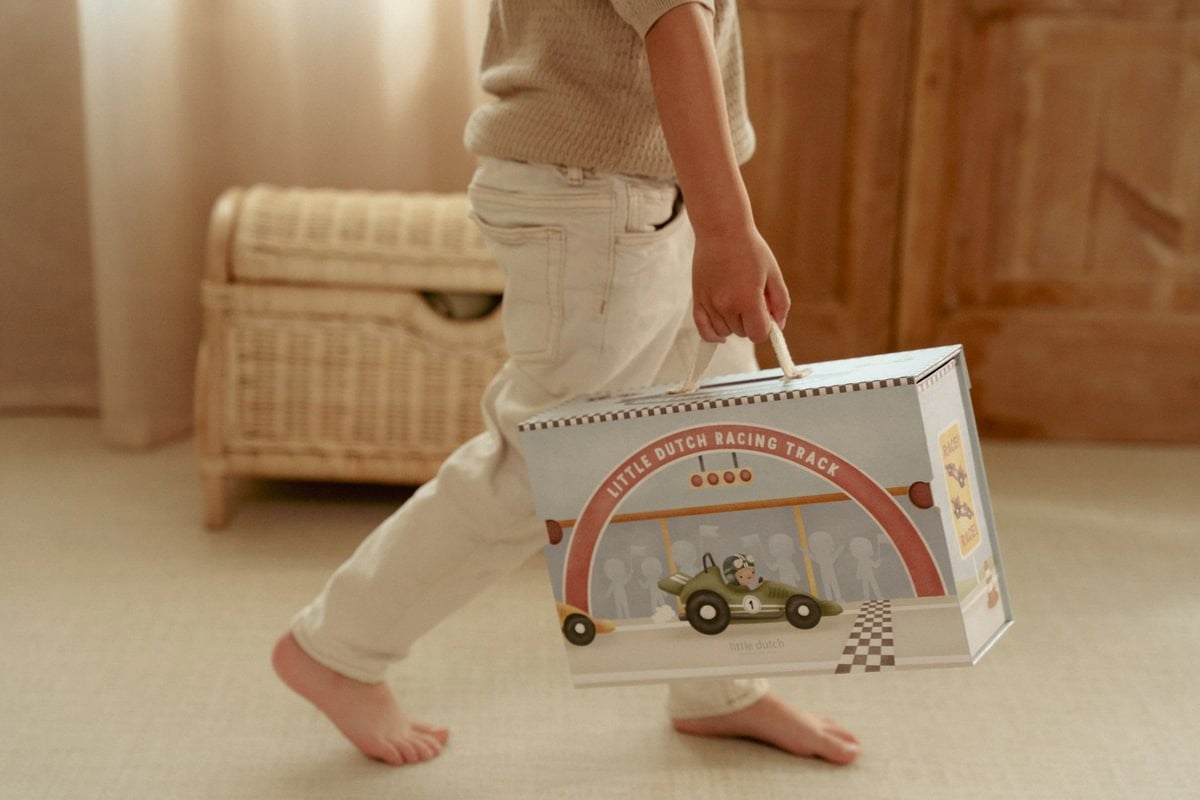 Caja de Juego con Pista de Carreras