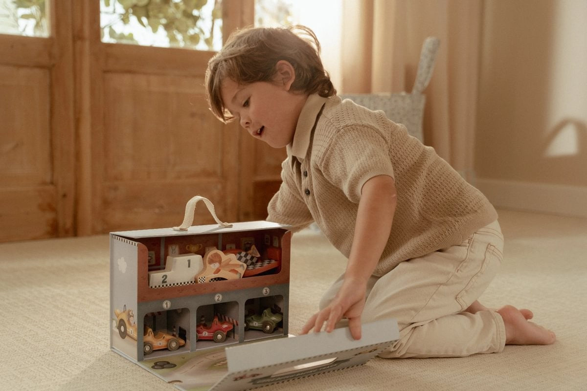 Caja de Juego con Pista de Carreras