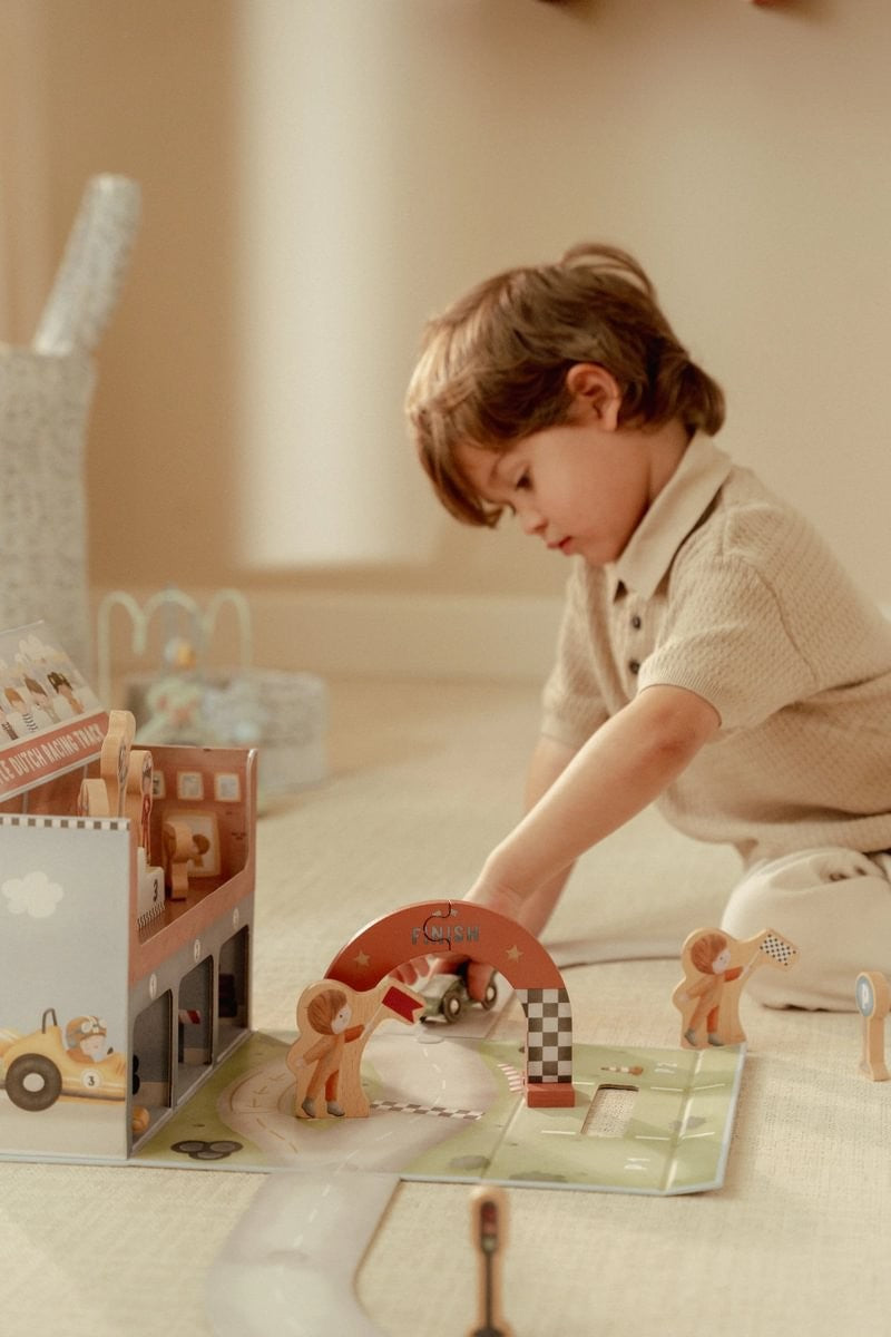 Caja de Juego con Pista de Carreras